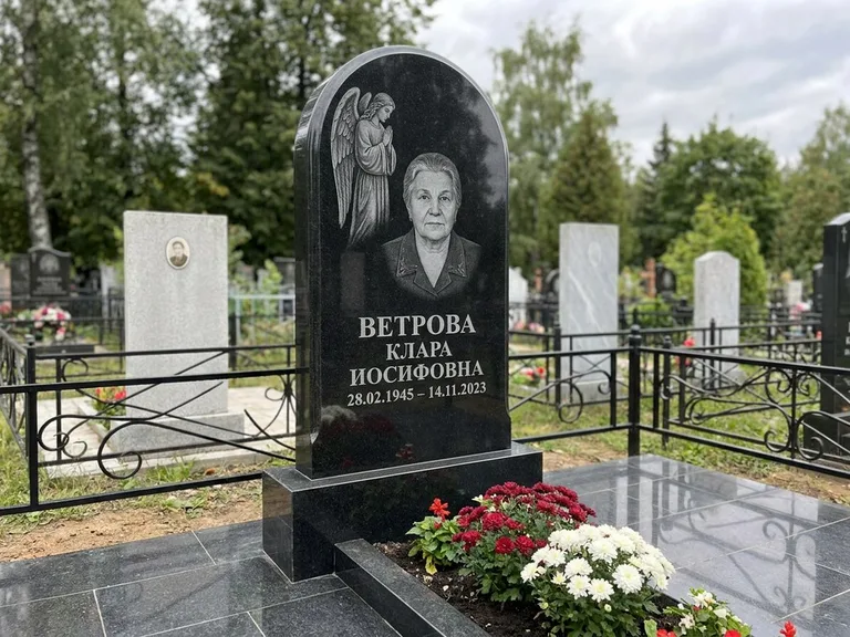 Памятник с гравировкой ангела — гравировка ангела-хранителя сбоку от портрета, работа «Игнатова» в Санкт-Петербурге