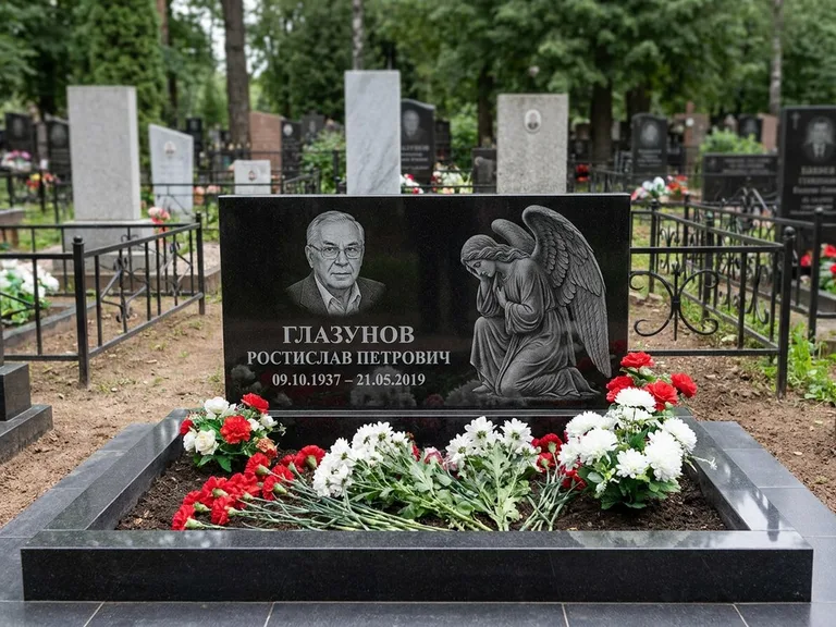 Памятник с гравировкой ангела — гравировка молящегося ангела в верхней части стелы, работа «Доронин» в Санкт-Петербурге
