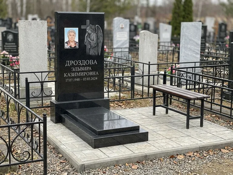 Памятник с гравировкой ангела — гравировка ангела с крестом рядом с эпитафией, работа «Яковлева» в Санкт-Петербурге