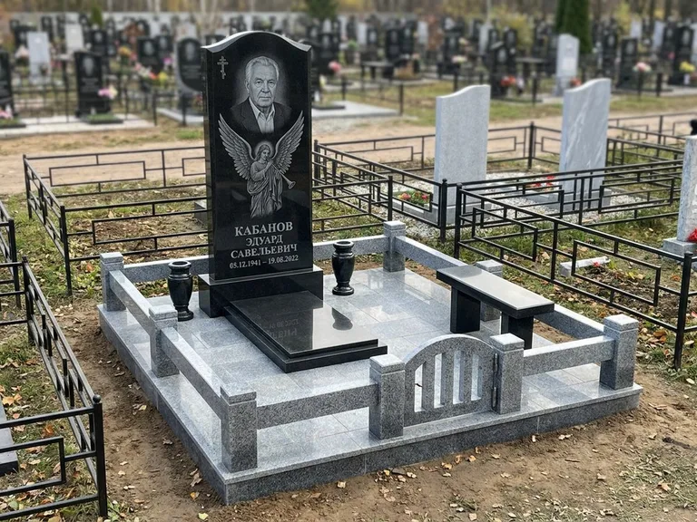 Памятник с гравировкой ангела — гравировка ангела с голубем по диагонали стелы, работа «Пономарёв» в Санкт-Петербурге