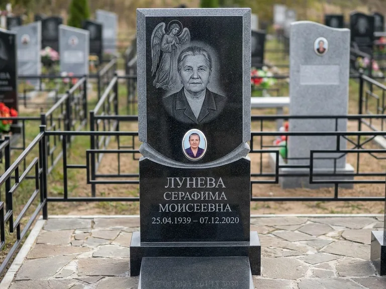 Памятник с гравировкой ангела — гравировка двух ангелов по сторонам портрета, работа «Журавлёва» в Санкт-Петербурге