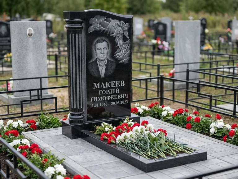 Памятник с гравировкой ангела — гравировка ангела в облаках с лучами над портретом, работа «Селиванов» в Санкт-Петербурге