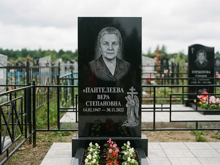 Памятник с гравировкой ангела — гравировка ангела с крестом рядом с эпитафией, работа «Пантелеева» в Санкт-Петербурге