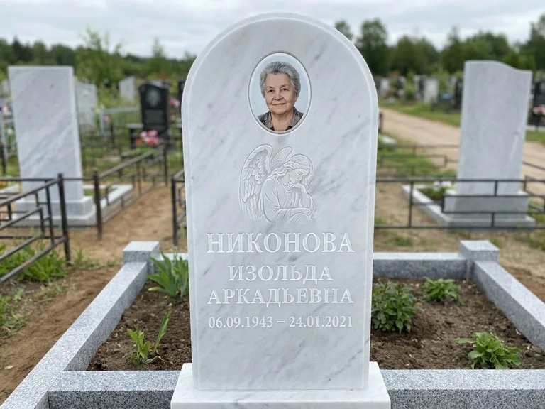 Памятник с гравировкой ангела — белая гравировка скорбящего ангела над портретом, работа «Гордеева» в Санкт-Петербурге