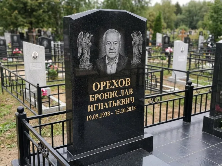 Памятник с гравировкой ангела — гравировка ангела-хранителя сбоку от портрета, работа «Фаддеев» в Санкт-Петербурге
