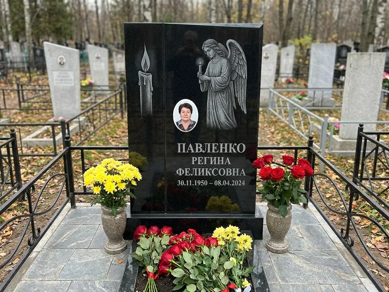 Памятник с гравировкой ангела — гравировка молящегося ангела в верхней части стелы, работа «Пантелеева» в Санкт-Петербурге