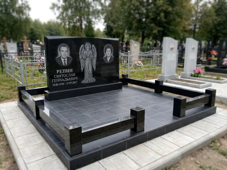 Памятник с гравировкой ангела — гравировка ангела с крестом рядом с эпитафией, работа «Касаткин» в Санкт-Петербурге