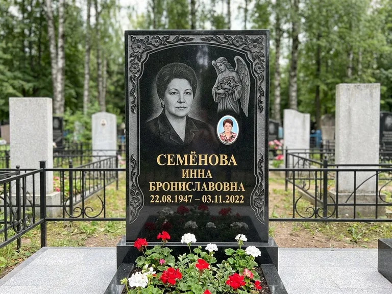 Памятник с гравировкой ангела — гравировка ангела с голубем по диагонали стелы, работа «Лобанова» в Санкт-Петербурге