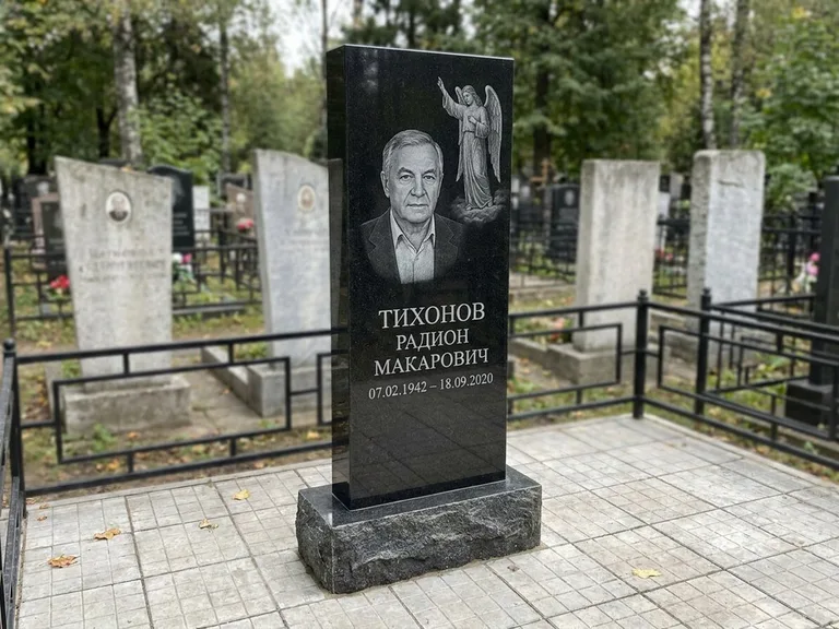 Памятник с гравировкой ангела — гравировка двух ангелов по сторонам портрета, работа «Свиридов» в Санкт-Петербурге
