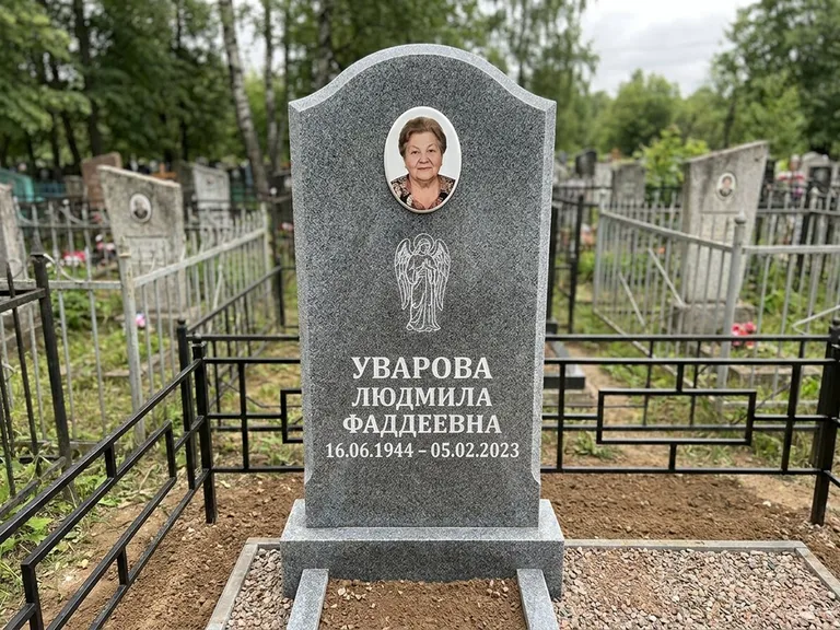 Памятник с гравировкой ангела — гравировка ангела в облаках с лучами над портретом, работа «Игнатова» в Санкт-Петербурге