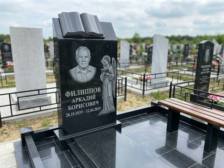 Памятник с гравировкой ангела — белая гравировка скорбящего ангела над портретом, работа «Доронин» в Санкт-Петербурге