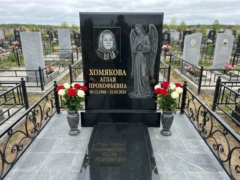 Памятник с гравировкой ангела — гравировка ангела-хранителя сбоку от портрета, работа «Яковлева» в Санкт-Петербурге