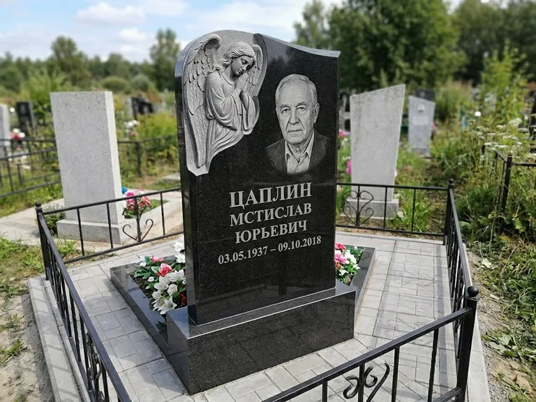 Памятник с гравировкой ангела — гравировка молящегося ангела в верхней части стелы, работа «Пономарёв» в Санкт-Петербурге