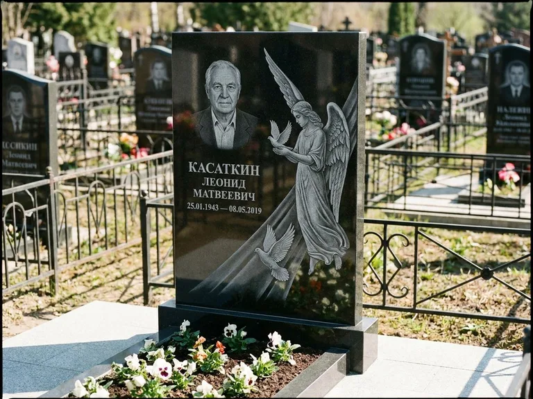 Памятник с гравировкой ангела — гравировка ангела с голубем по диагонали стелы, работа «Касаткин» в Санкт-Петербурге