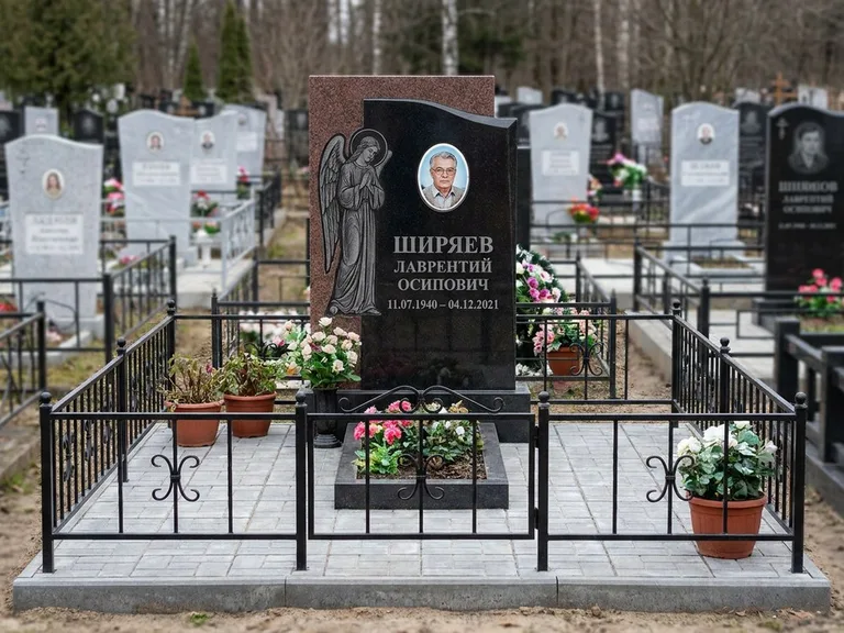 Памятник с гравировкой ангела — гравировка ангела с голубем по диагонали стелы, работа «Селиванов» в Санкт-Петербурге