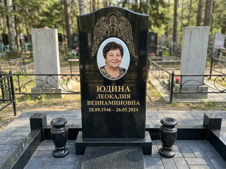 Памятник с гравировкой ангела — гравировка двух ангелов по сторонам портрета, работа «Гордеева» в Санкт-Петербурге