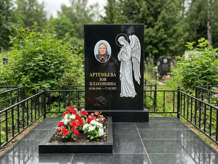 Памятник с гравировкой ангела — гравировка ангела в облаках с лучами над портретом, работа «Фаддеев» в Санкт-Петербурге