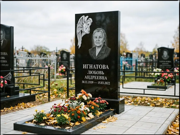Памятник с гравировкой ангела — белая гравировка скорбящего ангела над портретом, работа «Игнатова» в Санкт-Петербурге