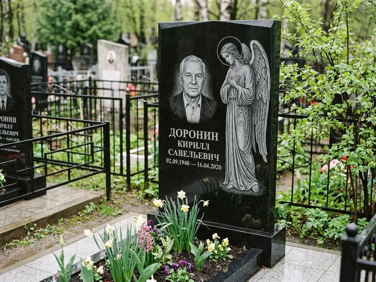 Памятник с гравировкой ангела — гравировка ангела-хранителя сбоку от портрета, работа «Доронин» в Санкт-Петербурге