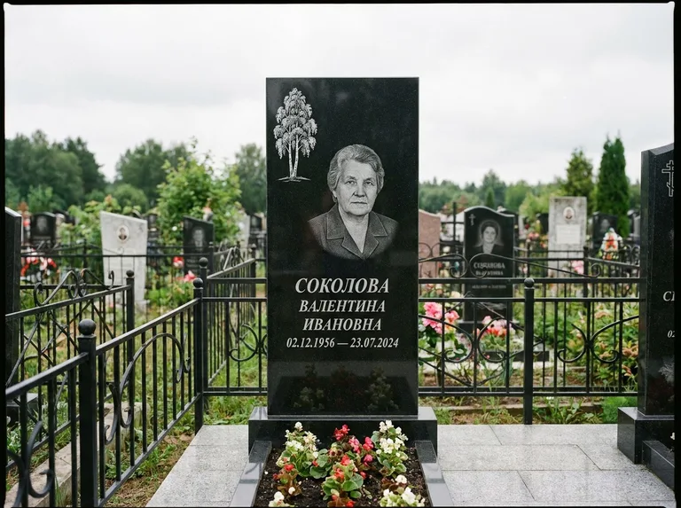 Памятник с гравировкой берёзы — гравировка одинокой берёзы над именем, работа «Соколова» в Санкт-Петербурге