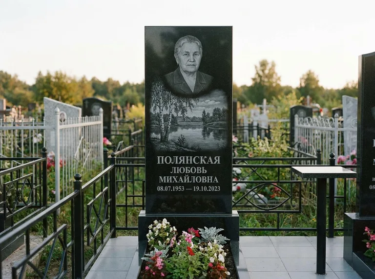 Памятник с гравировкой берёзы — гравировка берёзы у зеркального озера, работа «Полянская» в Санкт-Петербурге