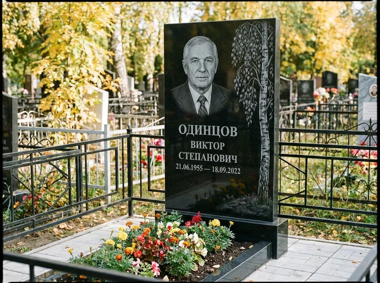 Памятник с гравировкой берёзы — гравировка плакучей берёзы с тонкими ветвями, работа «Одинцов» в Санкт-Петербурге