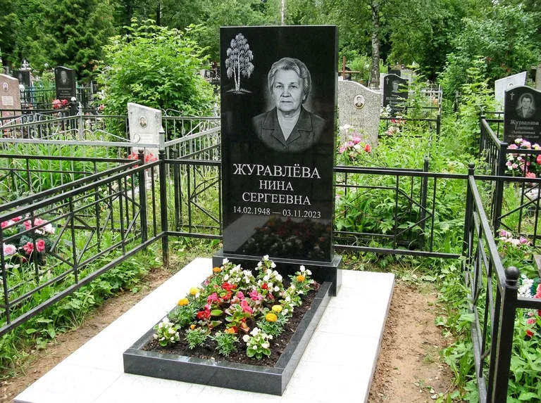 Памятник с гравировкой берёзы — гравировка одинокой берёзы над именем, работа «Журавлёва» в Санкт-Петербурге
