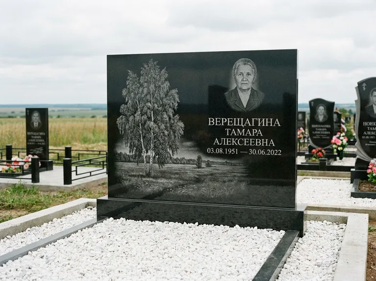Памятник с гравировкой берёзы: широкая горизонтальная стела — берёза у поля, простор до горизонта, белая мраморная крошка с бордюром, работа «Верещагина» в Санкт-Петербурге
