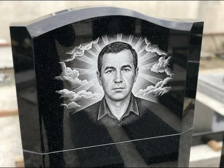 Гравировка фото на памятнике — с фоном в Санкт-Петербурге