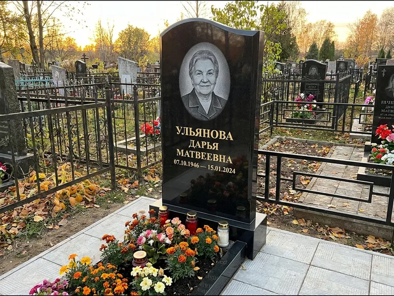 Гравировка портрета на чёрном граните — выполненная работа 12 в Санкт-Петербурге