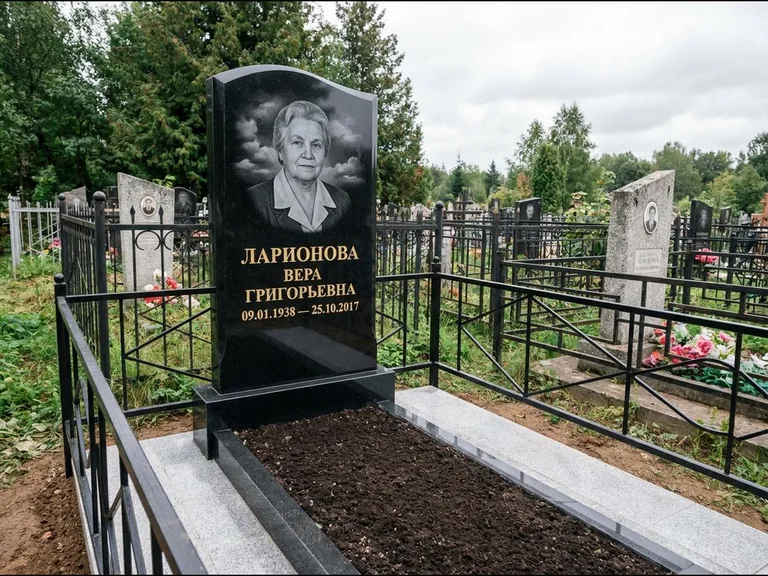 Гравировка портрета на чёрном граните — выполненная работа 16 в Санкт-Петербурге