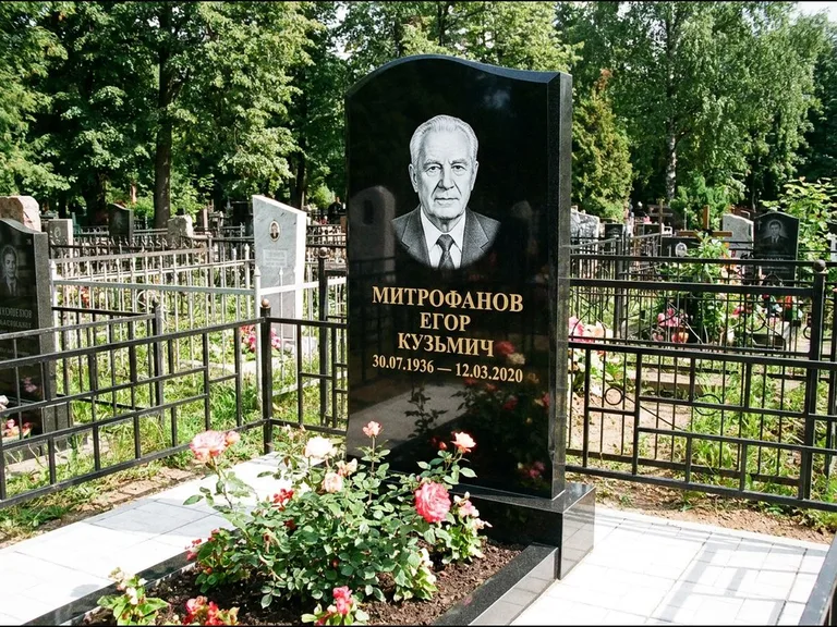 Гравировка портрета на чёрном граните — выполненная работа 29 в Санкт-Петербурге