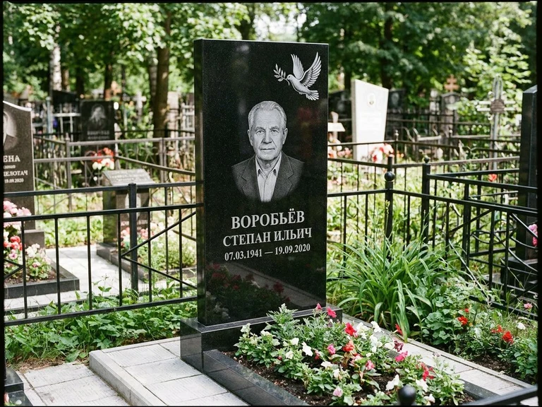 Гравировка голубей на памятник в Санкт-Петербурге — памятник из чёрного гранита с гравировкой