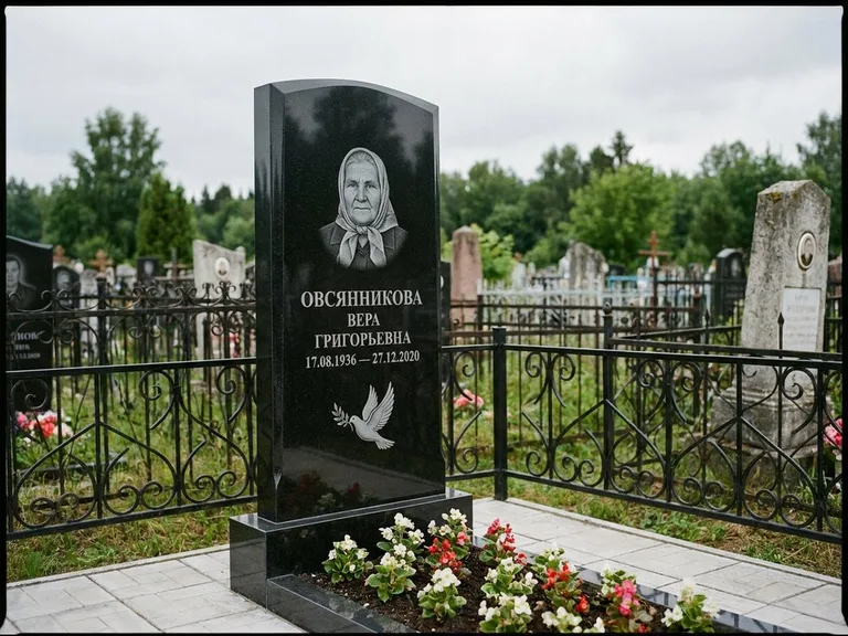 Памятник с гравировкой голубей — гравировка голубя с оливковой ветвью рядом с эпитафией, работа «Овсянникова» в Санкт-Петербурге