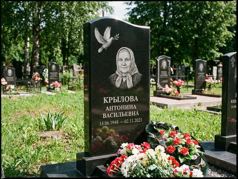 Памятник с гравировкой голубей — гравировка голубей, работа «Крылова» в Санкт-Петербурге