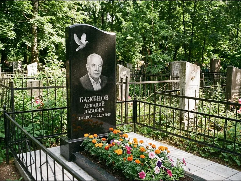 Памятник с гравировкой голубей — белая гравировка взлетающего голубя над портретом, работа «Баженов» в Санкт-Петербурге