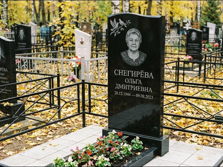 Памятник с гравировкой голубей — гравировка пары голубей на ветке в верхнем углу стелы, работа «Снегирёва» в Санкт-Петербурге