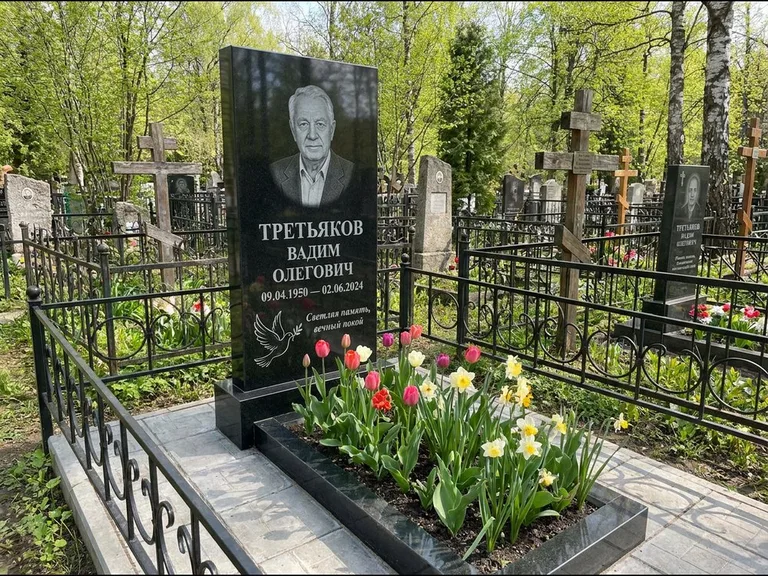 Памятник с гравировкой голубей — гравировка голубя с оливковой ветвью рядом с эпитафией, работа «Третьяков» в Санкт-Петербурге