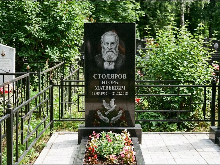 Памятник с гравировкой голубей — гравировка голубя над раскрытыми ладонями внизу стелы, работа «Столяров» в Санкт-Петербурге