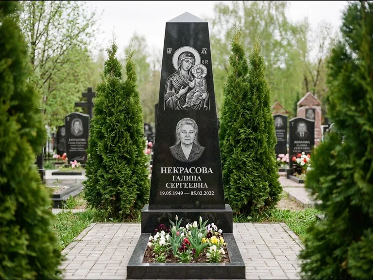 Памятник с гравировкой иконы — образ Николая Чудотворца, работа «Третьяков» в Санкт-Петербурге