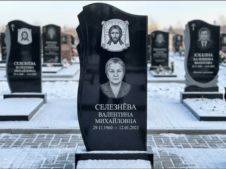 Памятник с гравировкой иконы — Казанская икона Божией Матери на стеле, работа «Одинцов» в Санкт-Петербурге