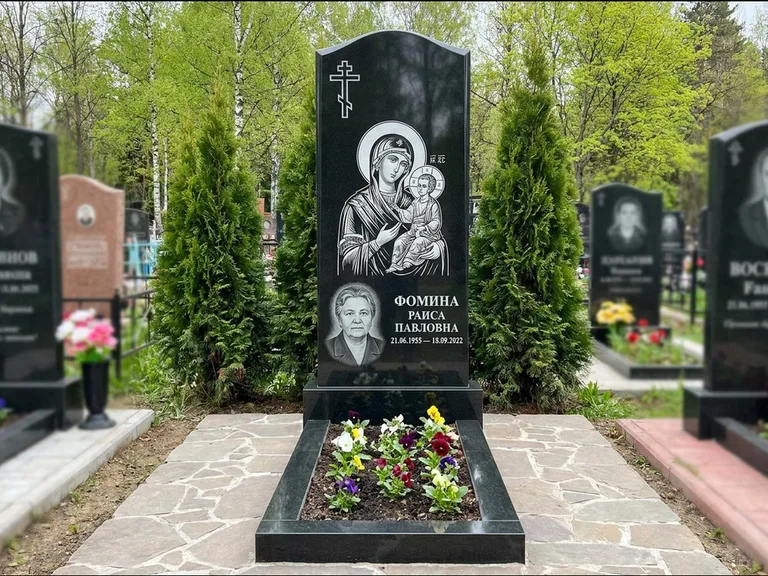 Памятник с гравировкой иконы — икона в резном киоте, работа «Гущин» в Санкт-Петербурге