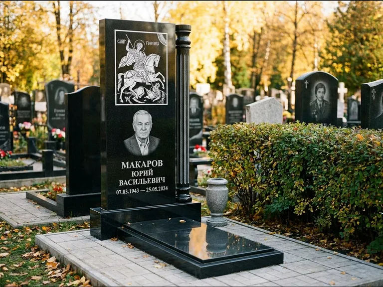Памятник с гравировкой иконы: вертикальная стела с образом над портретом — гравировка Богородицы «Семистрельная», гранитные столбики с провисающей цепью, работа «Верещагина» в Санкт-Петербурге