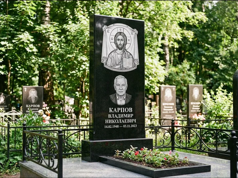 Памятник с гравировкой иконы: широкая двойная семейная стела — золочёный нимб на образе, цветник с красными розами, работа «Воронцова» в Санкт-Петербурге