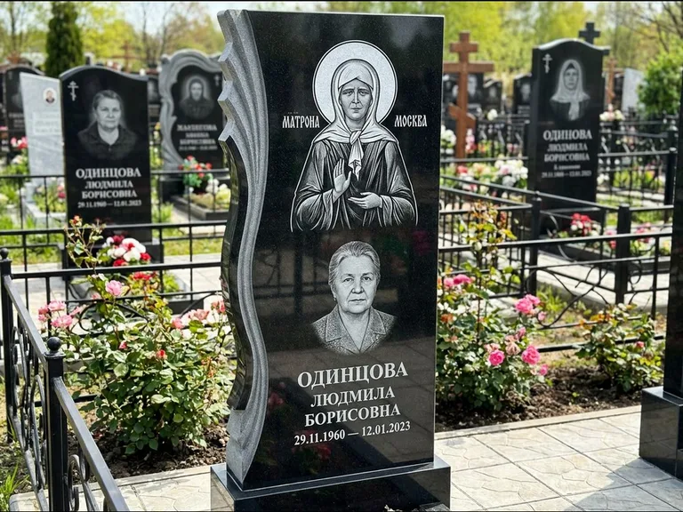 Памятник с гравировкой иконы: ступенчатая двухуровневая стела — Архангел Михаил на стеле, каменная дорожка из плитняка, работа «Одинцов» в Санкт-Петербурге