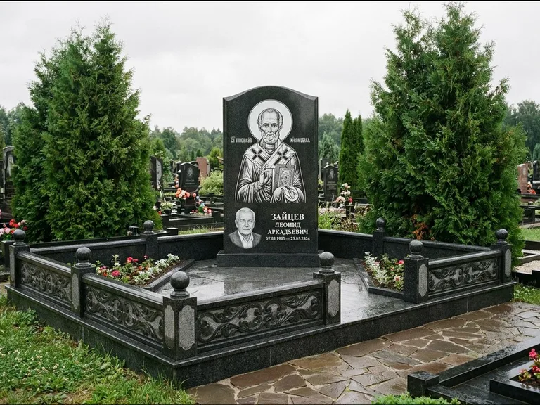 Памятник с гравировкой иконы: стела с гранитным столиком и скамьёй — Архангел Михаил на стеле, семейный участок с плиткой, работа «Верещагина» в Санкт-Петербурге