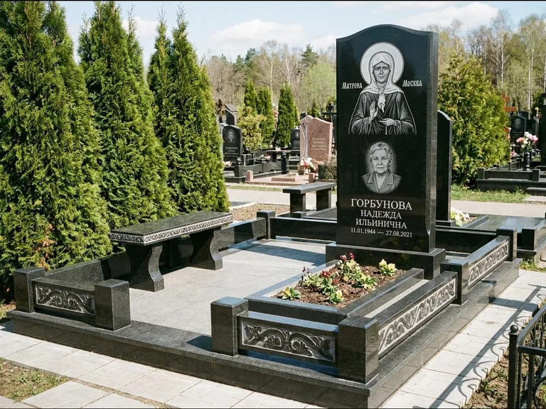 Памятник с гравировкой иконы: стела в форме раскрытой книги с образом — гравировка образа Спасителя, цоколь тёмной плиткой, работа «Зотов» в Санкт-Петербурге