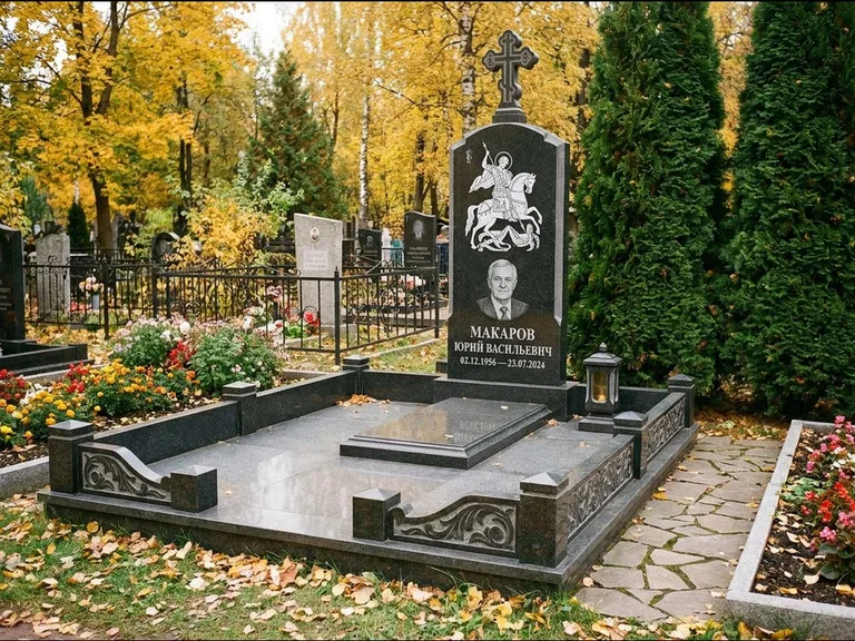 Памятник с гравировкой иконы: ступенчатая трёхуровневая стела — золочёный нимб на образе, дорожка из природного плитняка, работа «Лебедева» в Санкт-Петербурге