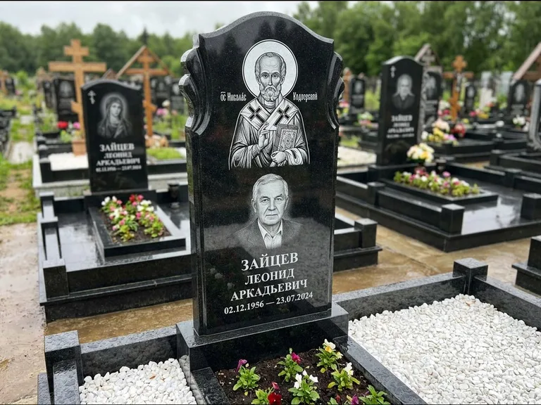Памятник с гравировкой иконы — образ Николая Чудотворца, работа «Лебедева» в Санкт-Петербурге