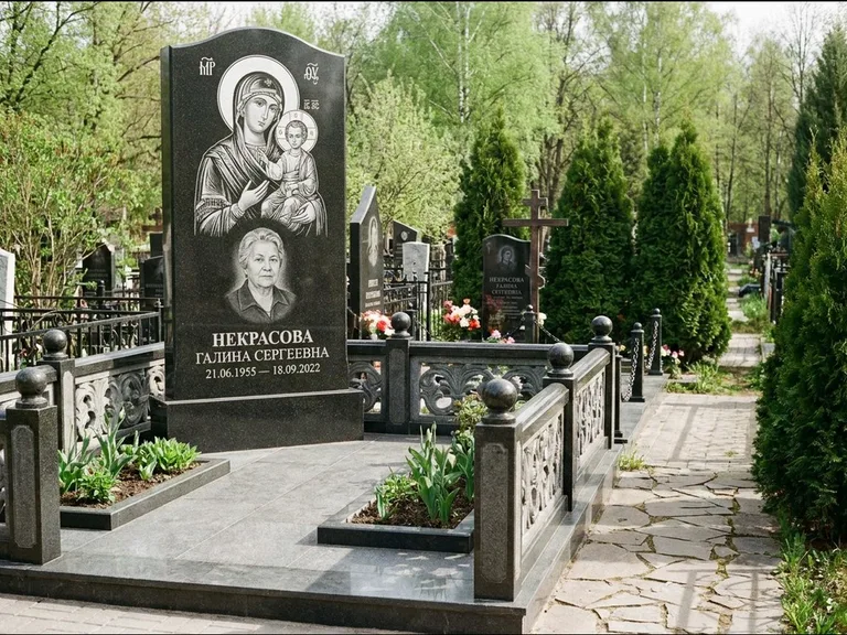 Памятник с гравировкой иконы: полукруглая стела с купольным навершием — Архангел Михаил на стеле, заснеженный зимний участок, работа «Гущин» в Санкт-Петербурге